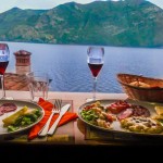 La vista dei viaggiatori da alcuni tavoli della zona bar