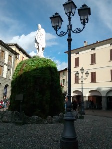 La statua a Garibaldi nell'omonima piazza