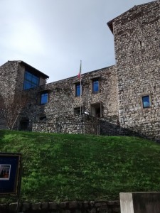 La facciata del castello Olofredi