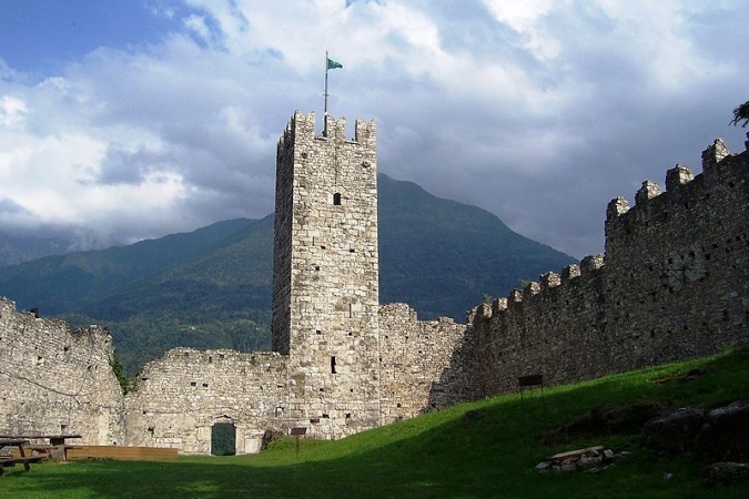 Una delle torri del castello di Breno dall'interno